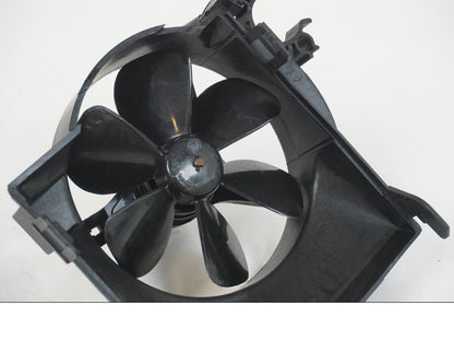 Baksidan på Vattenkylfläkt från en BMW F 650 CS -2002 motorcykel.