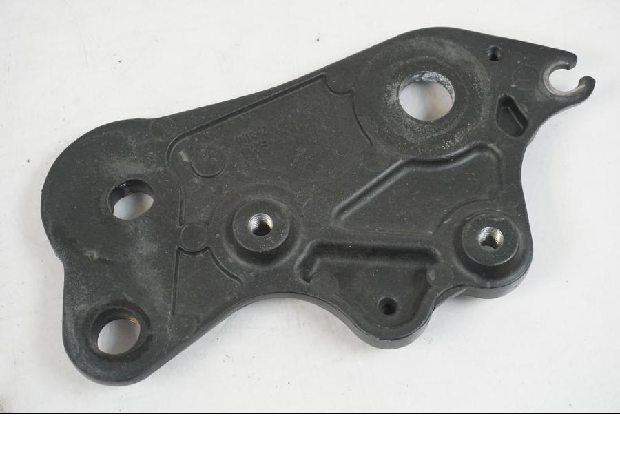 Baksidan på Fotpinnefäste inre från en Yamaha MT-07 -2019 motorcykel.