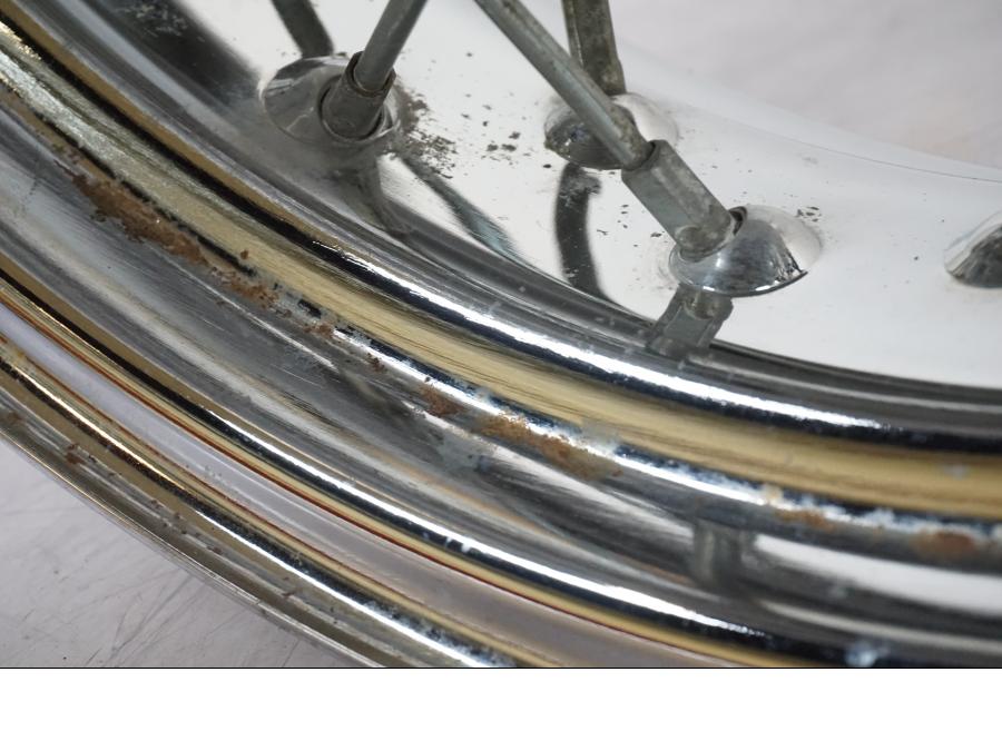 Extrabild3 på Fälg från en Suzuki VL 800 -2002 motorcykel.