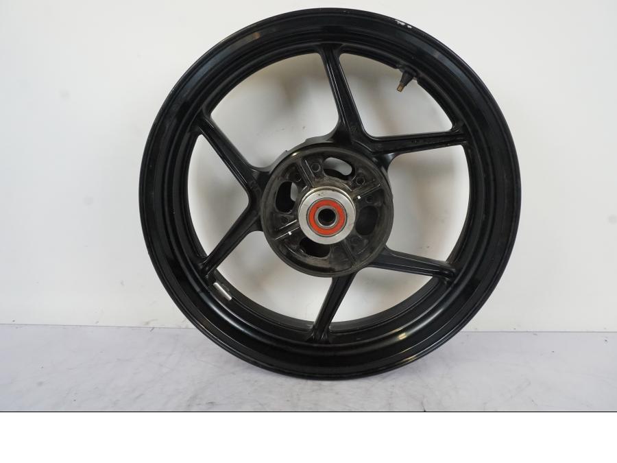 Snett uppifrån på Fälg från en Kawasaki Versys 650 -2014 motorcykel.