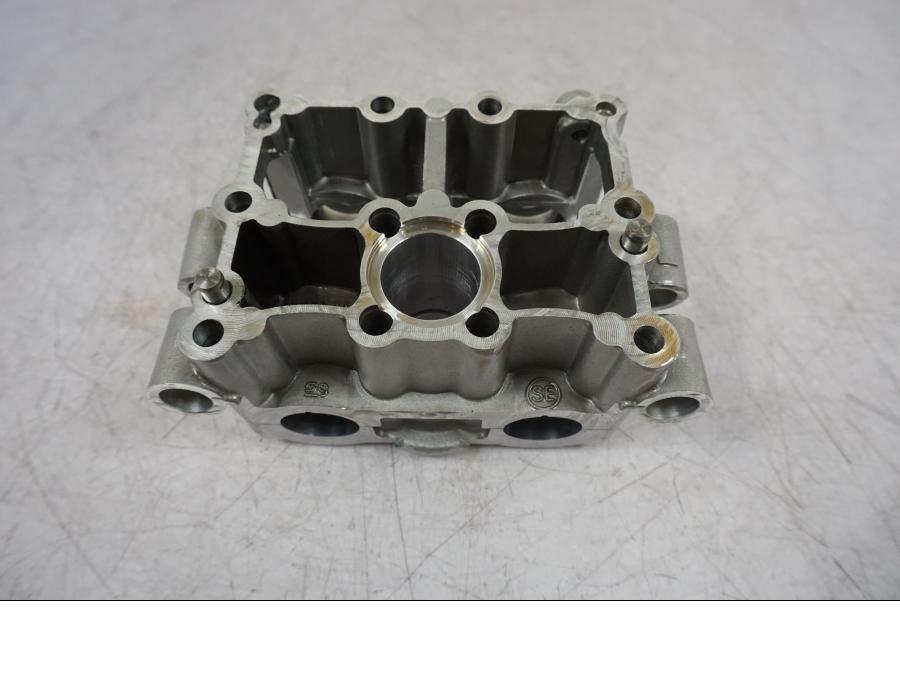 Vänster sida på Kamaxelöverfall från en BMW R 1200 GS -2010 motorcykel.