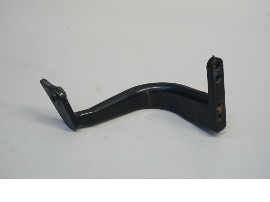 Baksidan på Fotplattefäste från en H-D Touring Road King Classic FLHRCI -2008 motorcykel.