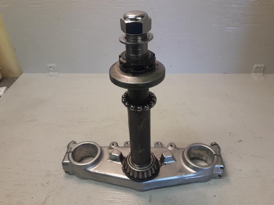 Framsidan på Gaffelkrona från en Yamaha WR 125 -2010 motorcykel.