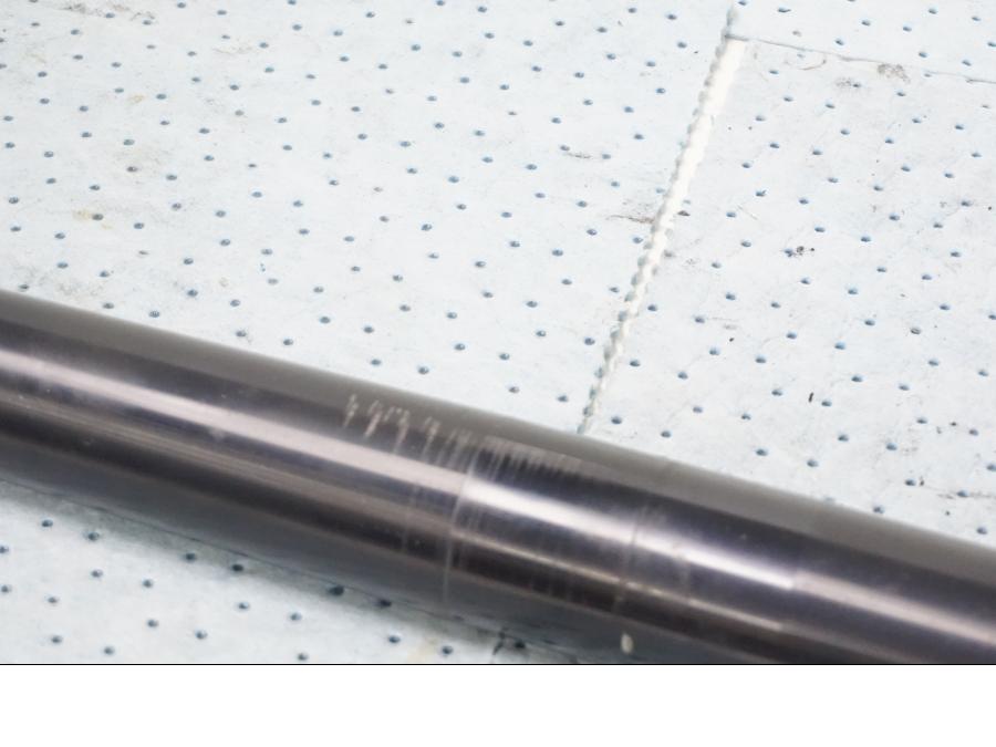 Snett nerifrån på Gaffelben från en KTM 690 Duke -2008 motorcykel.