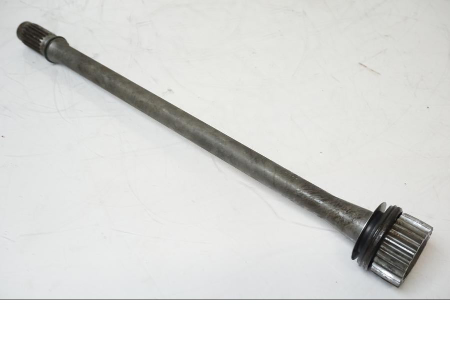 Framsidan på <p>Kardanaxel från Yamaha BT 1100 2002.</p>

<p>Med fjäder.</p> motorcykel.