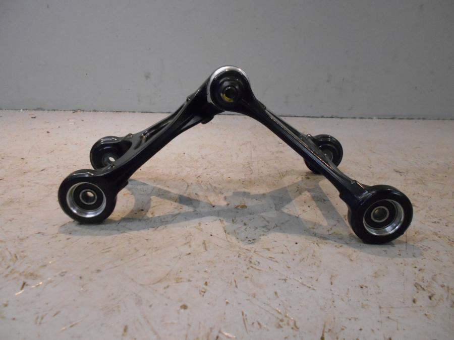 Framsidan på Länkage från en BMW K 1300 R -2009 motorcykel.