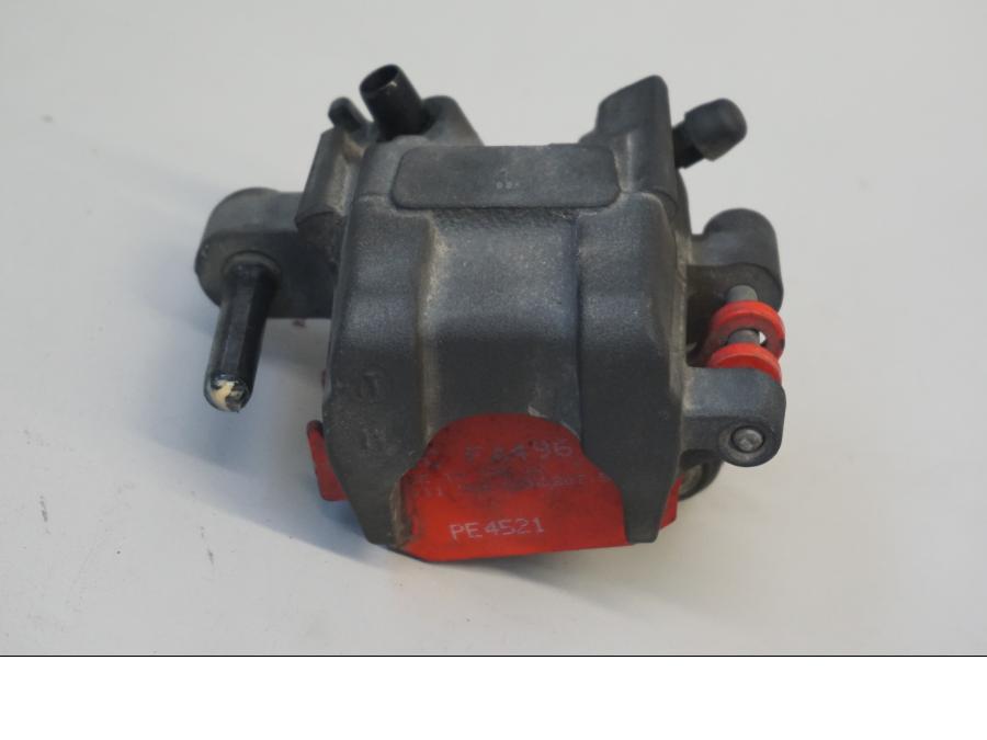 Baksidan på Bromsok från en Suzuki SFV 650 A Gladius -2012 motorcykel.