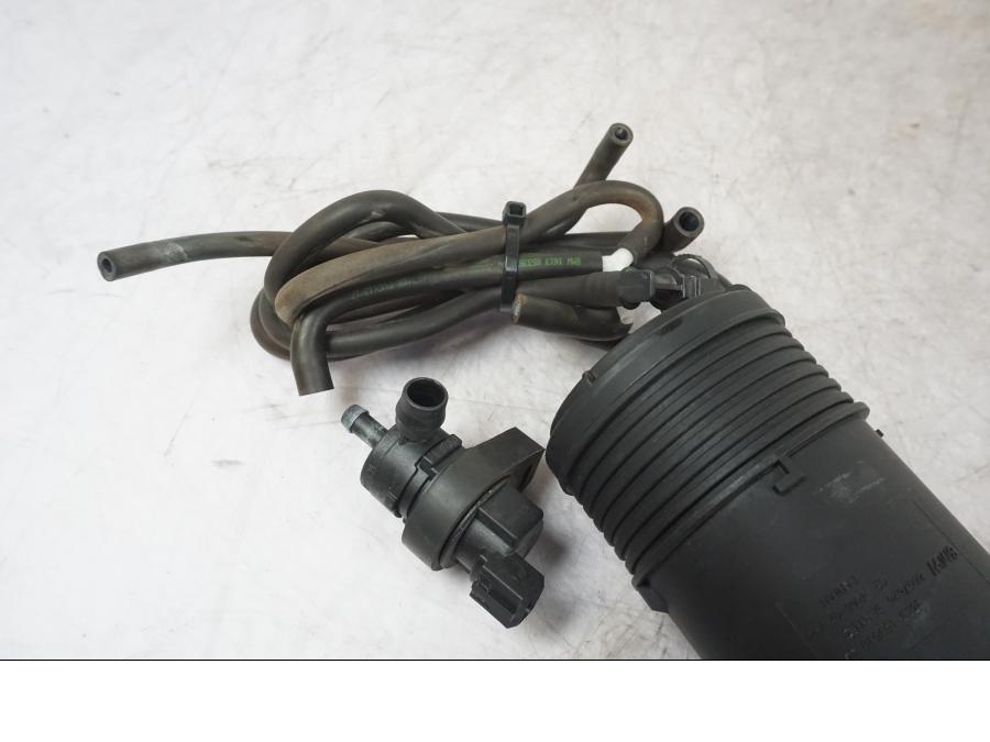 Höger sida på Fuel Evap System från en BMW F 800 R -2018 motorcykel.