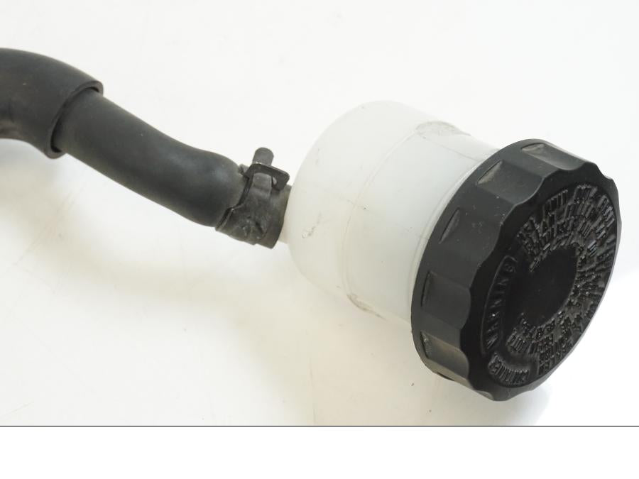 Snett uppifrån på Bromshuvudcylinder från en Honda VFR 800 -2003 motorcykel.