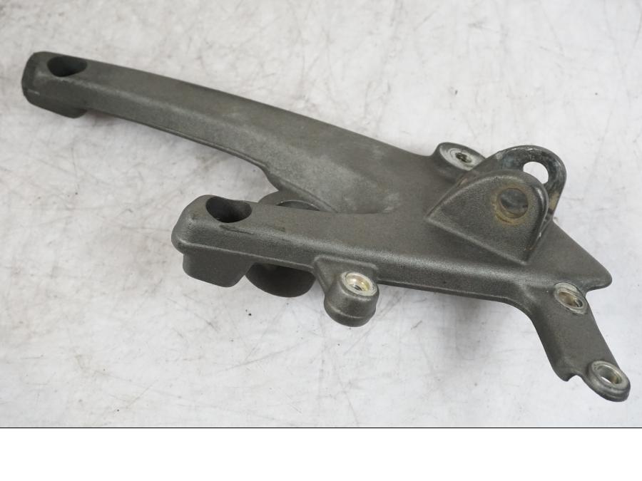 Baksidan på Fotpinnefäste från en Buell 1125 R -2008 motorcykel.