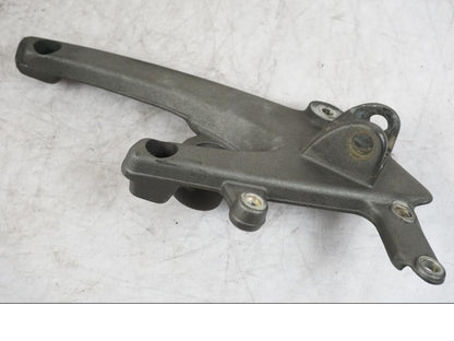 Baksidan på Fotpinnefäste från en Buell 1125 R -2008 motorcykel.