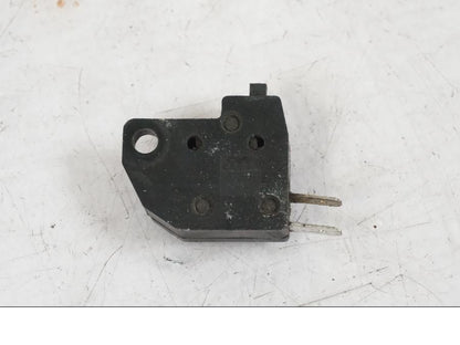 Vänster sida på Bromsljuskontakt från en Suzuki VL 800 -2002 motorcykel.