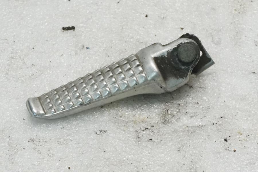 Framsidan på Fotpinne från en Suzuki SV 650 -2006 motorcykel.