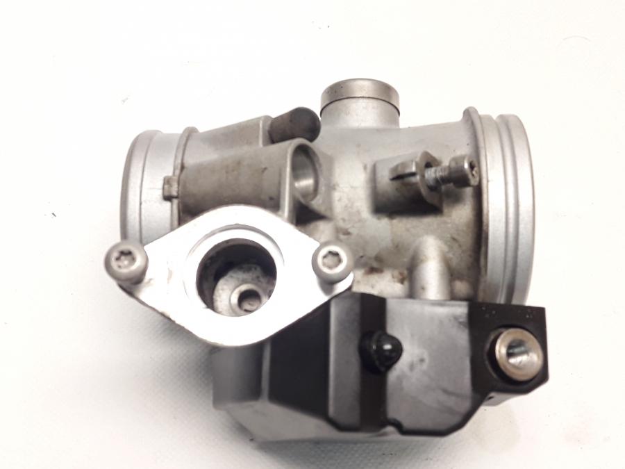 Framsidan på Spjällhus från en BMW R 1200 GS -2006 motorcykel.