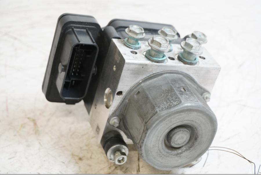 Framsidan på ABS Modulator från en H-D Street Glide FLHX -2016 motorcykel.