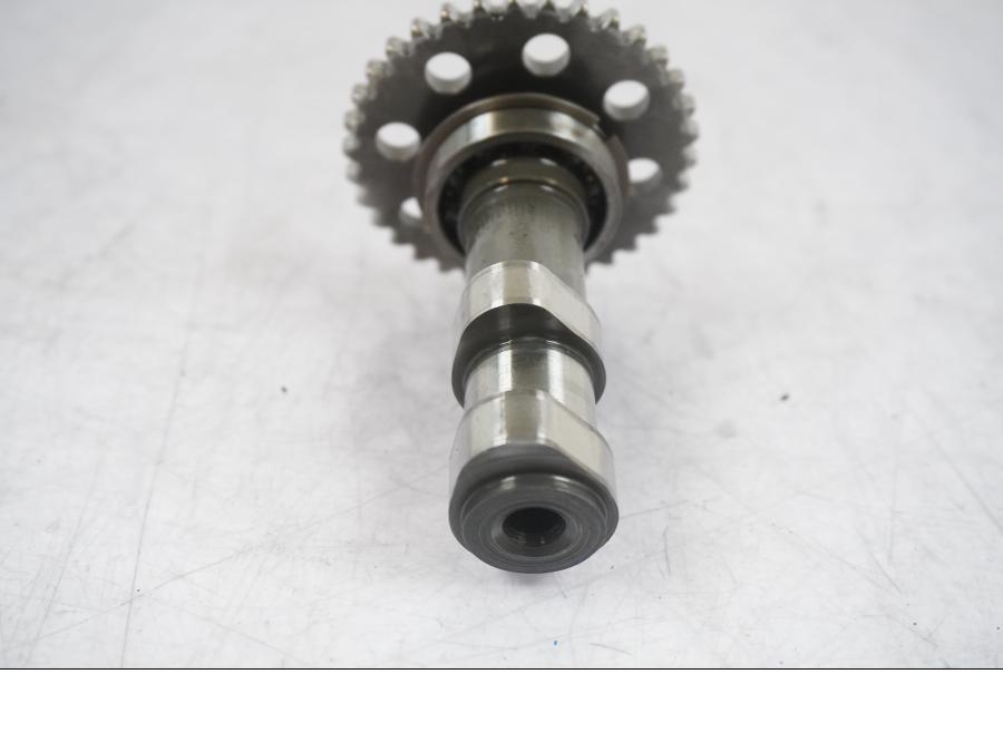 Vänster sida på Kamaxel från en KTM 125 Duke -2017 motorcykel.