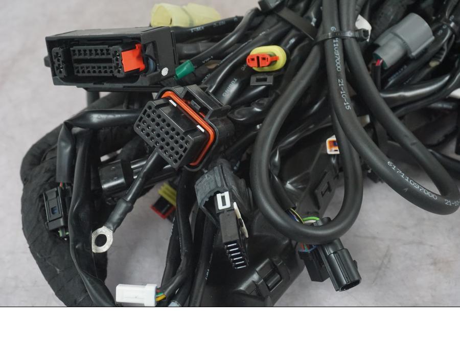 Höger sida på Kabelstam från en KTM 1290 Super Duke R -2022 motorcykel.