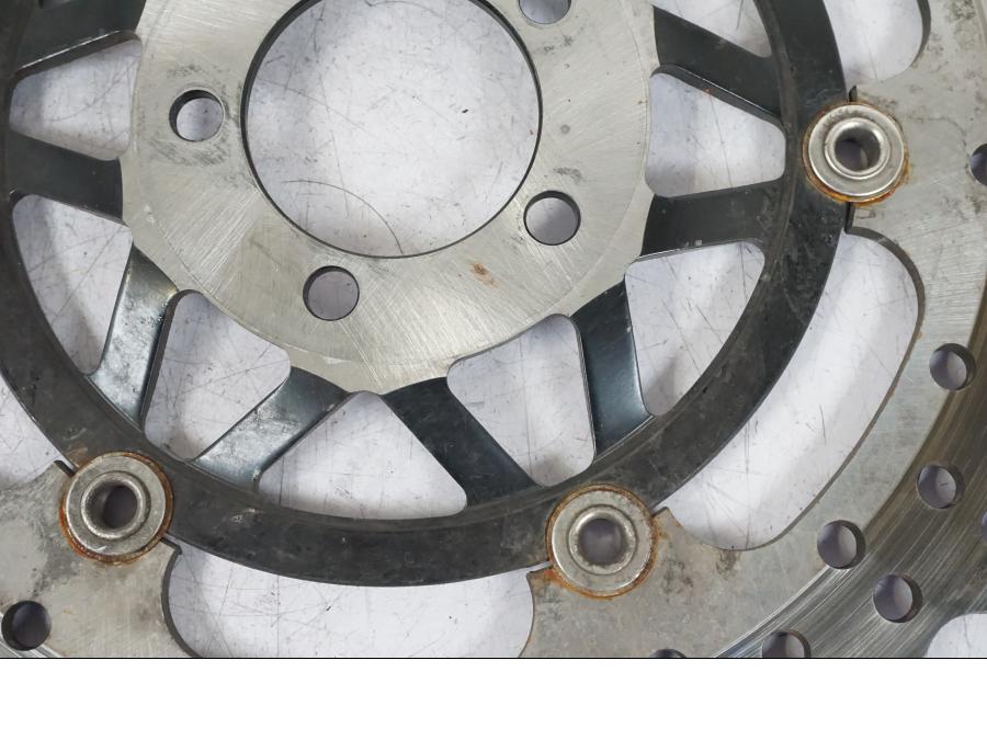 Snett nerifrån på Bromsskiva från en Kawasaki ZX-12R -2000 motorcykel.