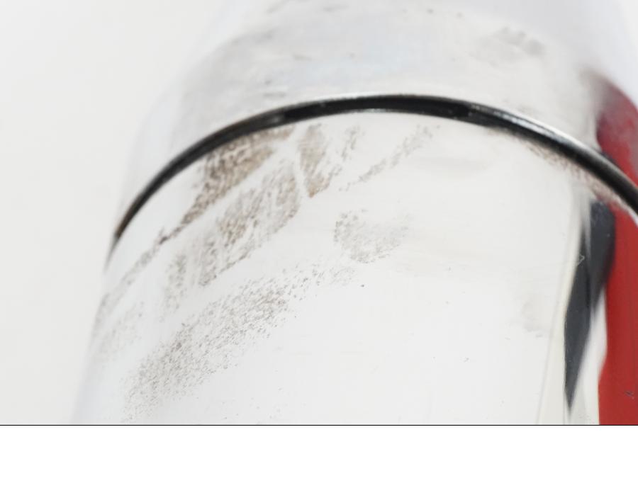 Snett uppifrån på Ljuddämpare från en Suzuki VL 800 -2009 motorcykel.