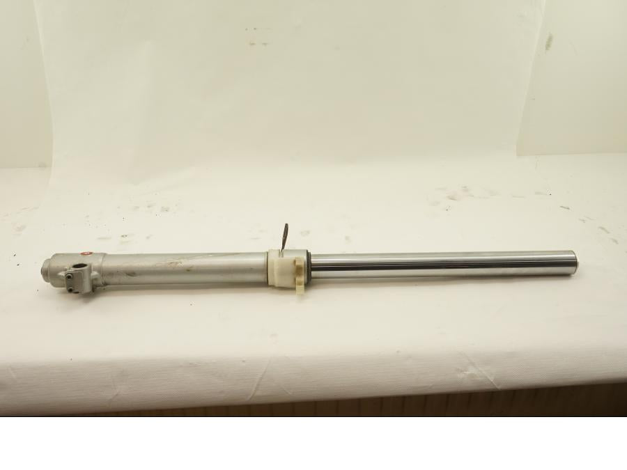 Framsidan på Gaffelben från en Yamaha TT 600 RE -2004 motorcykel.