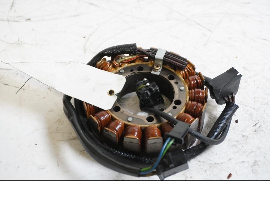 Framsidan på Generator från en Suzuki VL 800 -2001 motorcykel.