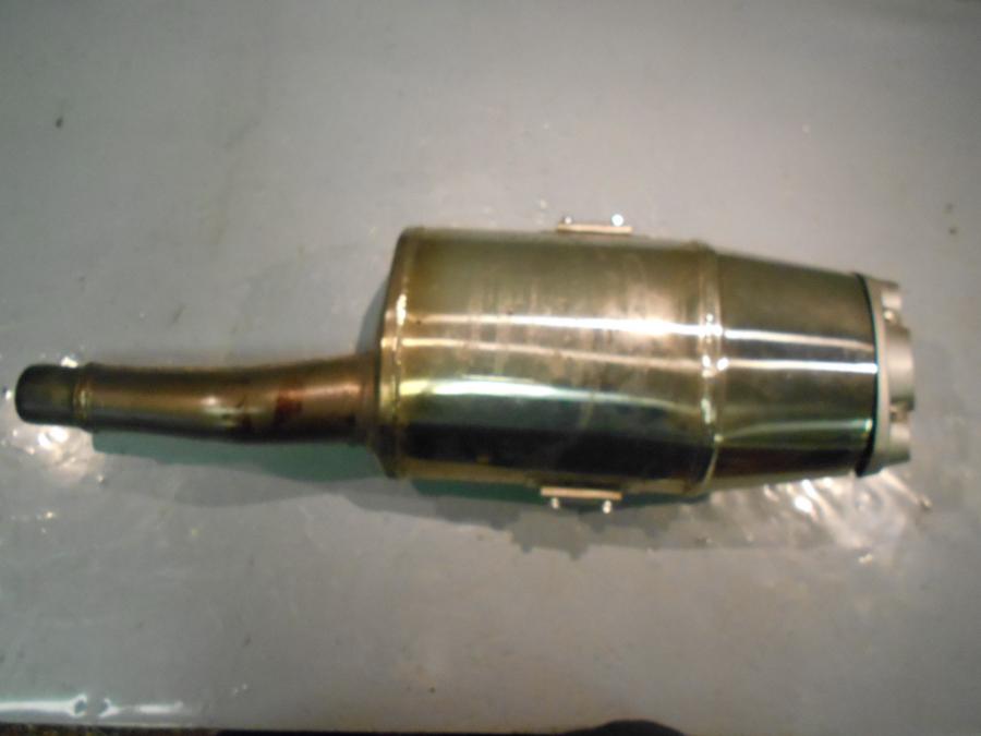 Snett uppifrån på Ljuddämpare från en Triumph Daytona 675 -2008 motorcykel.