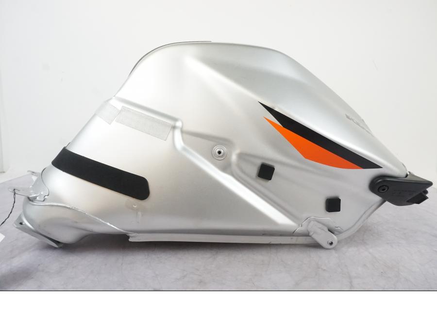 Extrabild2 på Bensintank från en KTM 1290 Super Duke R -2022 motorcykel.