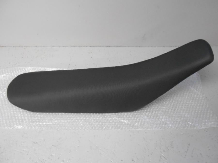 Framsidan på Sadel från en KTM 125 EXC -2005 motorcykel.