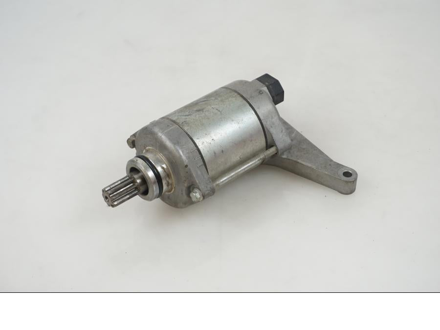 Framsidan på Startmotor från en Yamaha XT 1200 Z -2011 motorcykel.