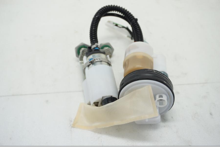 Framsidan på Bensinpump insprut från en Ducati Hypermotard -2020 motorcykel.