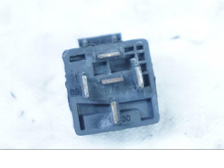 Baksidan på Relä från en Honda XL 600 V -1994 motorcykel.