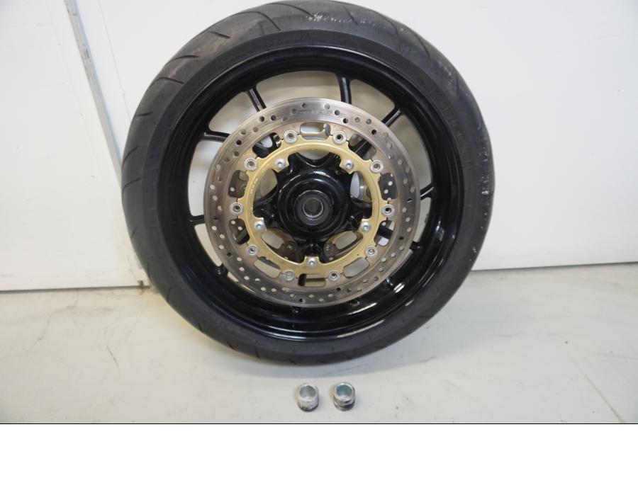 Snett nerifrån på Hjulpaket från en Triumph Speed Triple -2009 motorcykel.