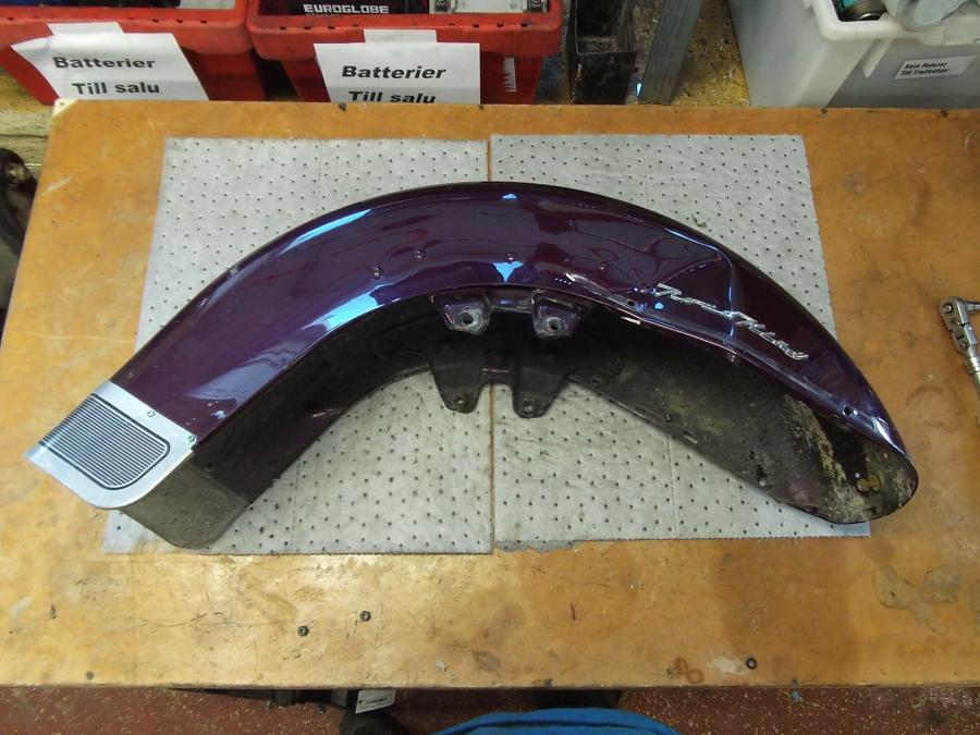 Framsidan på Framskärm från en H-D Touring Road King FLHR/I -1997 motorcykel.