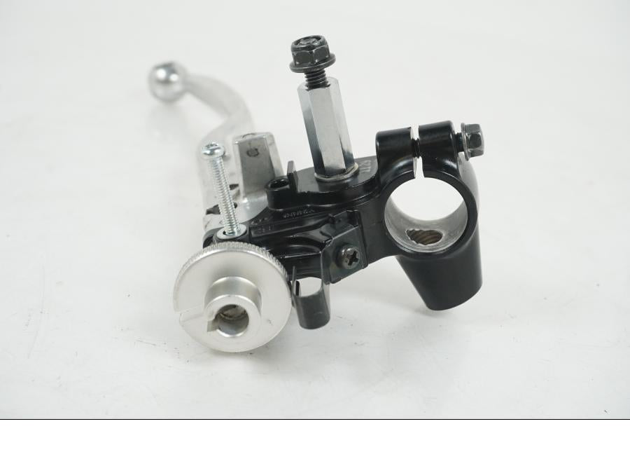 Vänster sida på Kopplingsklo från en Yamaha MT-09 Tracer -2021 motorcykel.