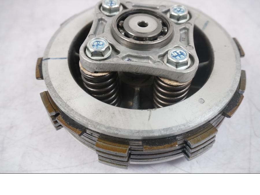 Baksidan på Lameller från en KTM 125 Duke -2017 motorcykel.