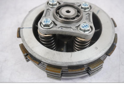 Baksidan på Lameller från en KTM 125 Duke -2017 motorcykel.