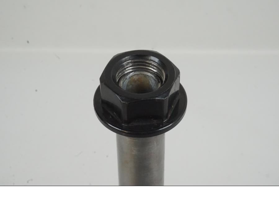 Vänster sida på Axel från en KTM 1290 Super Duke -2019 motorcykel.