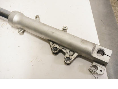 Baksidan på Gaffelben från en BMW F 650 CS -2002 motorcykel.