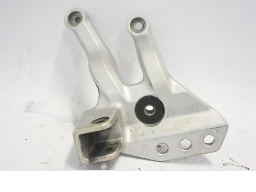 Framsidan på Fotpinnefäste från en Suzuki DL 1000 -2003 motorcykel.