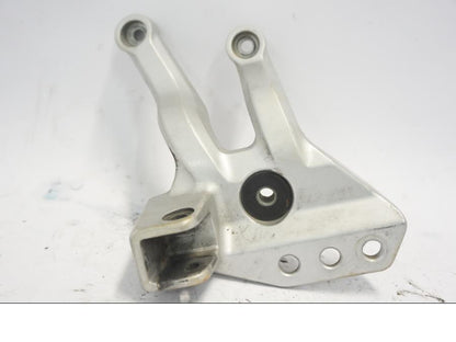 Framsidan på Fotpinnefäste från en Suzuki DL 1000 -2003 motorcykel.