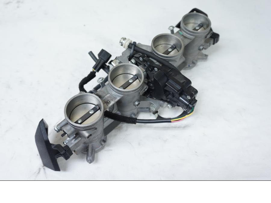 Höger sida på Spjällhus från en Kawasaki Z 800 -2013 motorcykel.