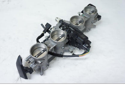 Höger sida på Spjällhus från en Kawasaki Z 800 -2013 motorcykel.