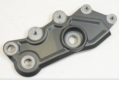 Framsidan på Fotpinnefäste inre från en Yamaha YZF R7 -2022 motorcykel.