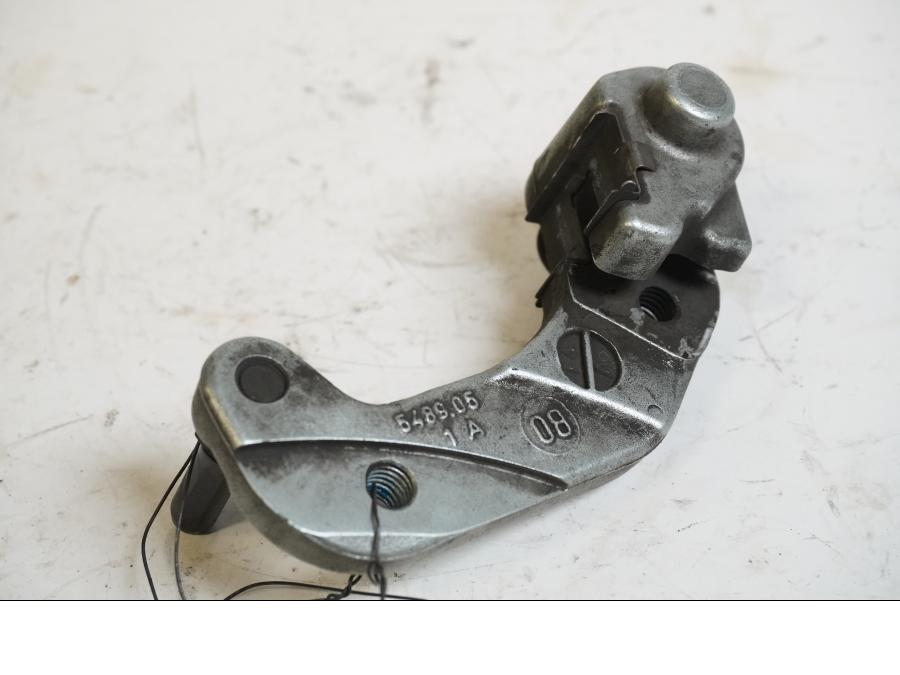 Framsidan på Bromsoksfäste från en Yamaha YZF-R 125 -2008 motorcykel.