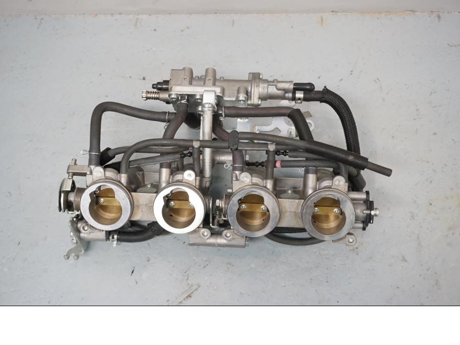 Baksidan på Spjällhus från en Yamaha XJ 6 -2011 motorcykel.