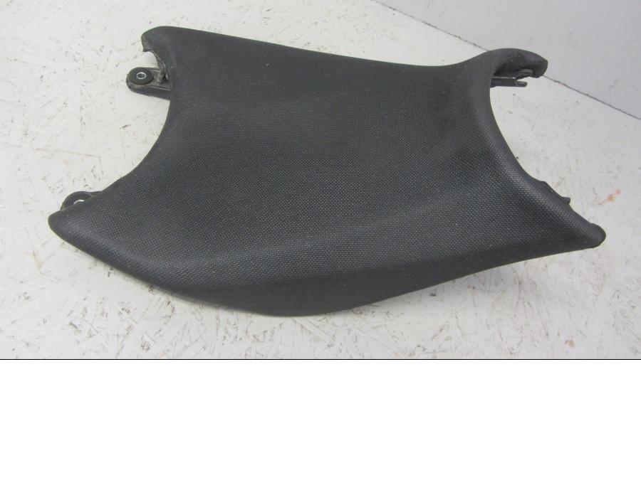 Framsidan på Sadel från en KTM 125 Duke -2014 motorcykel.