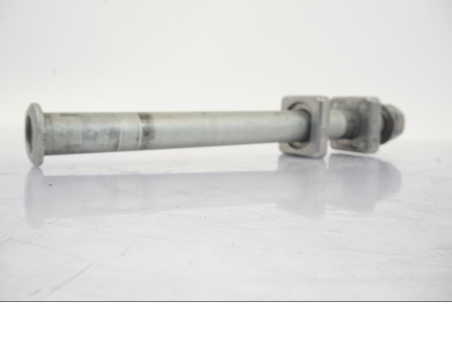 Snett nerifrån på Axel från en BMW S 1000 XR -2019 motorcykel.