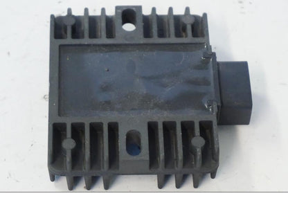 Snett nerifrån på Likriktare från en Kawasaki ER-6N -2012 motorcykel.