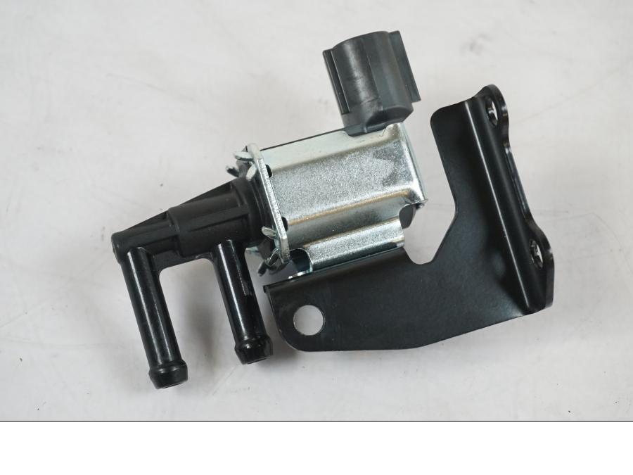 Höger sida på Fuel Evap System från en Kawasaki Z 900 -2021 motorcykel.