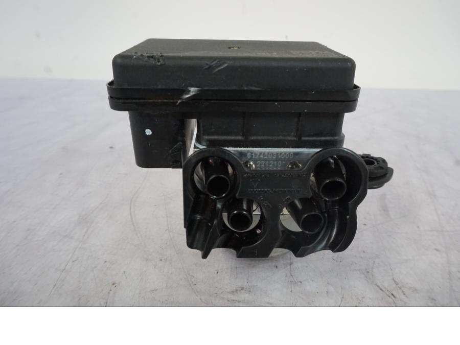 Baksidan på ABS Modulator från en KTM 1290 Super Duke R -2023 motorcykel.